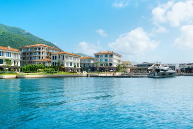 Herceg Novi, Karadağ - 28 Haziran 2021: Boka Körfezi kıyılarındaki Portonovi 'deki lüks tatil beldesinin günbatımı 