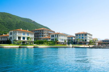 Herceg Novi, Karadağ - 28 Haziran 2021: Boka Körfezi kıyılarındaki Portonovi 'deki lüks tatil beldesinin günbatımı 