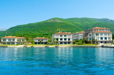 Herceg Novi, Karadağ - 28 Haziran 2021: Boka Körfezi kıyılarındaki Portonovi 'deki lüks tatil beldesinin günbatımı 