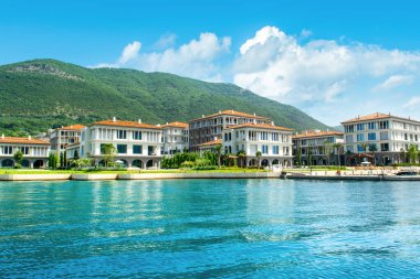 Herceg Novi, Karadağ - 28 Haziran 2021: Boka Körfezi kıyılarındaki Portonovi 'deki lüks tatil beldesinin günbatımı 