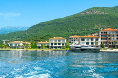 Herceg Novi, Karadağ - 28 Haziran 2021: Boka Körfezi kıyılarındaki Portonovi 'deki lüks tatil beldesinin günbatımı 