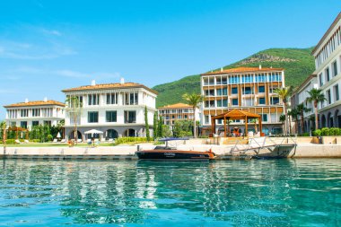 Herceg Novi, Karadağ - 28 Haziran 2021: Boka Körfezi kıyılarındaki Portonovi 'deki lüks tatil beldesinin günbatımı 