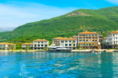 Herceg Novi, Karadağ - 28 Haziran 2021: Boka Körfezi kıyılarındaki Portonovi 'deki lüks tatil beldesinin günbatımı 