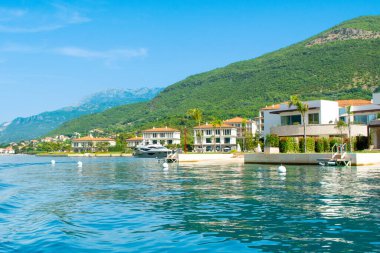 Herceg Novi, Karadağ - 28 Haziran 2021: Boka Körfezi kıyılarındaki Portonovi 'deki lüks tatil beldesinin günbatımı 