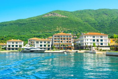 Herceg Novi, Karadağ - 28 Haziran 2021: Boka Körfezi kıyılarındaki Portonovi 'deki lüks tatil beldesinin günbatımı 