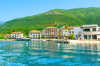 Herceg Novi, Karadağ - 28 Haziran 2021: Boka Körfezi kıyılarındaki Portonovi 'deki lüks tatil beldesinin günbatımı 