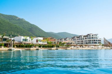 Herceg Novi, Karadağ - 28 Haziran 2021: Portonovi Marina 'nın sahili, sahil kulübü ve Boka Körfezi kıyılarındaki güzel liman evleri 
