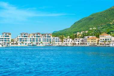 Herceg Novi, Karadağ - 28 Haziran 2021: Poronovi Marina 'nın lüks yatları ve Boka Körfezi kıyılarındaki güzel rıhtım evleri 