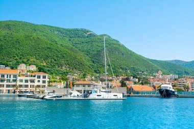 Herceg Novi, Karadağ - 28 Haziran 2021: Poronovi Marina 'nın lüks yatları ve Boka Körfezi kıyılarındaki güzel rıhtım evleri 