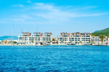 Herceg Novi, Karadağ - 28 Haziran 2021: Poronovi Marina 'nın lüks yatları ve Boka Körfezi kıyılarındaki güzel rıhtım evleri 