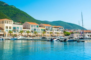 Herceg Novi, Karadağ - 28 Haziran 2021: Poronovi Marina 'nın lüks yatları ve Boka Körfezi kıyılarındaki güzel rıhtım evleri 