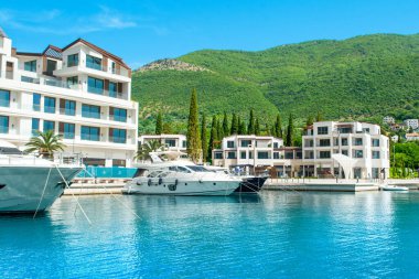 Herceg Novi, Karadağ - 28 Haziran 2021: Poronovi Marina 'nın lüks yatları ve Boka Körfezi kıyılarındaki güzel rıhtım evleri 