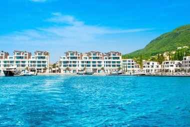 Herceg Novi, Karadağ - 28 Haziran 2021: Boka Körfezi kıyılarındaki Portonovi 'deki lüks tatil beldesinin günbatımı 