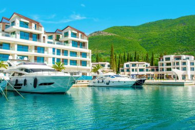 Herceg Novi, Karadağ - 28 Haziran 2021: Poronovi Marina 'nın lüks yatları ve Boka Körfezi kıyılarındaki güzel rıhtım evleri 