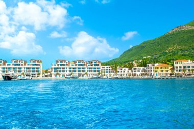 Herceg Novi, Karadağ - 28 Haziran 2021: Poronovi Marina 'nın lüks yatları ve Boka Körfezi kıyılarındaki güzel rıhtım evleri 