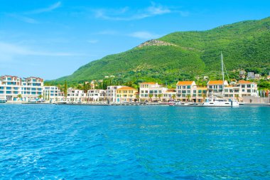 Herceg Novi, Karadağ - 28 Haziran 2021: Poronovi Marina 'nın lüks yatları ve Boka Körfezi kıyılarındaki güzel rıhtım evleri 