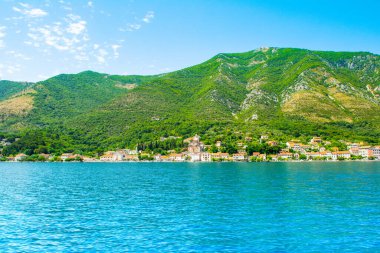 Kotor Körfezi kıyısındaki tarihi Prcanj kasabasının panoramik manzarası, Karadağ 'ın Kutsanmış Bakire Meryem' in Doğumu Kilisesi 'ne bakıyor. 