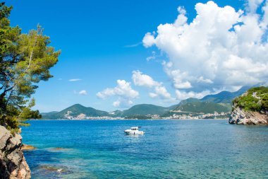 Karadağ 'ın Budva Riviera kentindeki Adriyatik kıyılarının güzel yaz manzarası