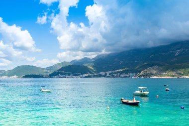 Karadağ 'ın Budva Riviera kentindeki Adriyatik kıyılarının güzel yaz manzarası