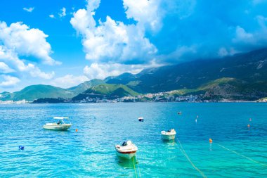 Budva Riviera 'daki Adriyatik kıyılarının güzel yaz manzarası - Karadağ' ın ünlü Sveti Stefan plajından manzara