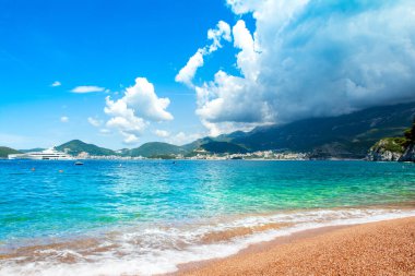 Budva Riviera 'daki Adriyatik kıyılarının güzel yaz manzarası - Karadağ' ın ünlü Sveti Stefan plajından manzara