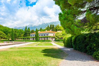 Eski yazlık konutun panoramik yaz manzarası Villa Milocer Adriyatik Denizi manzaralı güzel yeşil Royal Park