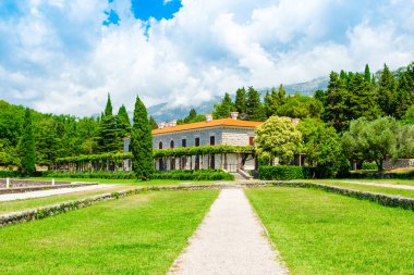 Eski yazlık konutun manzarası Villa Milocer güzel yeşil Kraliyet parkıyla Adriyatik Denizi 'ne bakıyor