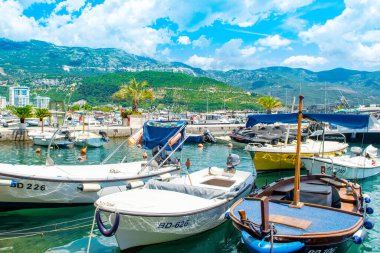 Budva, Karadağ - 30 Haziran 2021: Budva limanının güzel panoramik yaz manzarası