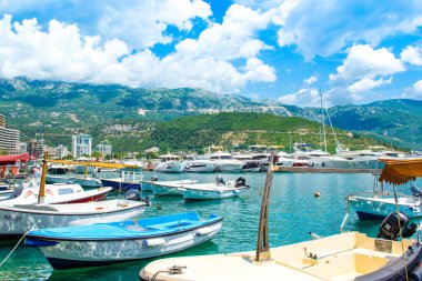 Budva, Karadağ - 30 Haziran 2021: Budva limanının güzel panoramik yaz manzarası