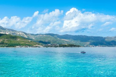 Karadağ 'ın Adriyatik Denizi kıyısındaki Budva kentindeki Zavala Yarımadası' nın güzel yaz manzarası
