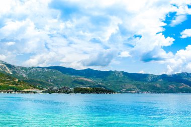 Karadağ 'ın Adriyatik Denizi kıyısındaki Budva kentindeki Zavala Yarımadası' nın güzel yaz manzarası