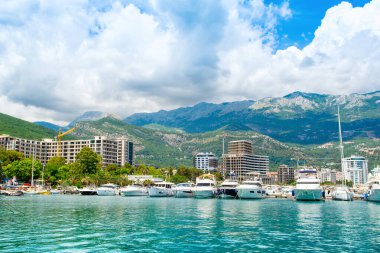 Budva, Karadağ - 30 Haziran 2021: Budva limanının güzel panoramik yaz manzarası