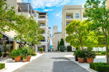 Tivat, Karadağ - 28 Haziran 2021: Boka Körfezi kıyılarındaki Porto Karadağ Marina 'nın manzarası 