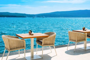 Karadağ 'ın Tivat kentindeki Boka Körfezi manzaralı Porto Montenegro marinasındaki restoran