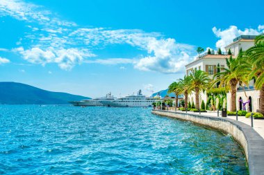 Tivat, Karadağ - 28 Haziran 2021: Liman bölgesi konutları ve Tivat 'taki güzel gezinti alanlarıyla Porto Karadağ manzarası