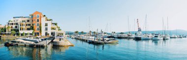 Tivat, Karadağ - 28 Haziran 2021: Porto Karadağ 'daki yat marinasının panoramik gün batımı manzarası