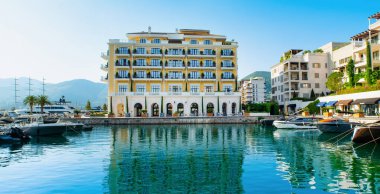 Tivat, Karadağ - 28 Haziran 2021: Porto Karadağ 'daki yat marinasının panoramik gün batımı manzarası