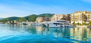 Tivat, Karadağ - 28 Haziran 2021: Porto Karadağ 'daki yat marinasının panoramik gün batımı manzarası