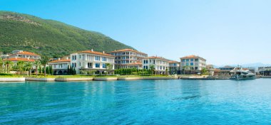 Herceg Novi, Karadağ - 28 Haziran 2021: Boka Körfezi kıyılarındaki Portonovi marinasındaki lüks tatil beldesinin panoramik manzarası 