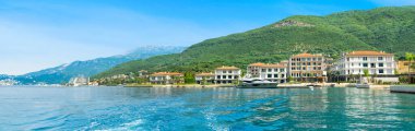 Herceg Novi, Karadağ - 28 Haziran 2021: Boka Körfezi kıyılarındaki Portonovi marinasındaki lüks tatil beldesinin panoramik manzarası 