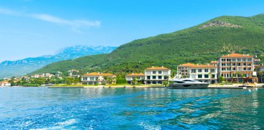 Herceg Novi, Karadağ - 28 Haziran 2021: Boka Körfezi kıyılarındaki Portonovi 'deki lüks tatil beldesinin panoramik manzarası 