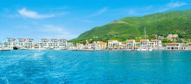 Herceg Novi, Karadağ - 28 Haziran 2021: Poronovi Marina 'nın lüks yatları ve Boka Körfezi kıyılarındaki güzel rıhtım evleri ile panoramik manzarası 