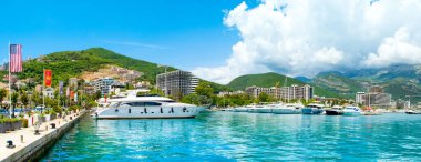 Budva, Karadağ - 30 Haziran 2021: Budva limanının güzel panoramik yaz manzarası