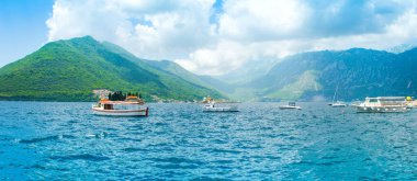 Kotor Körfezi kıyı şeridinin panoramik manzarası - Boka Körfezi, Karadağ 'daki adalardaki Romalı Katolik Meryem Kilisesi ve Aziz George Benedictine manastırı manzaralı