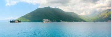 Kotor Körfezi kıyı şeridinin panoramik manzarası - Boka Körfezi, Karadağ 'daki adalardaki Romalı Katolik Meryem Kilisesi ve Aziz George Benedictine manastırı manzaralı