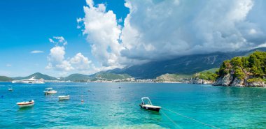 Budva, Karadağ - 30 Haziran 2021: Karadağ 'ın Budva Riviera kentindeki Adriyatik kıyılarının güzel panoramik yaz manzarası - Sveti Stefan plajından manzara