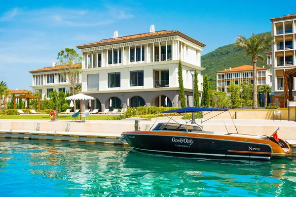 Herceg Novi, Karadağ - 28 Haziran 2021: Boka Körfezi kıyılarındaki Portonovi 'deki lüks tatil beldesinin günbatımı 