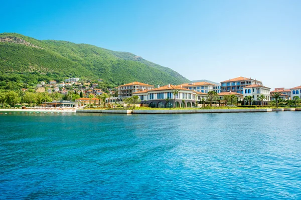 Herceg Novi, Karadağ - 28 Haziran 2021: Boka Körfezi kıyılarındaki Portonovi 'deki lüks tatil beldesinin günbatımı 