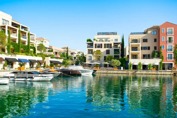 Porto Karadağ 'daki yat marinasının deniz kenarındaki konutları ve güzel gezinti alanlarıyla gün batımı manzarası