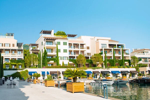 Tivat, Karadağ - 28 Haziran 2021: Porto Karadağ 'daki yat marinasının deniz kenarındaki konutları ve güzel gezinti alanlarıyla gün batımı manzarası